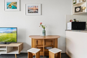 Apartment with Pool Access a minute to the Beach, Sydney